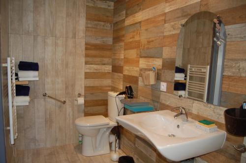 Bathroom, Gite proche St Emillion in Coutras Bathroom, Gite proche St Emillion in Coutras