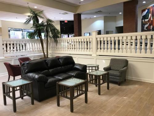 Days Inn & Suites by Wyndham Tallahasee Conf Center in Tallahassee (FL) Days Inn & Suites by Wyndham Tallahasee Conf Center in Tallahassee (FL)