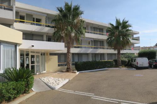 Exterior view, Sol-y-Days Cigales de mer, studios bien equipes et climatises, en centre-ville a 150m de la plage in Le Grau-du-Roi Exterior view, Sol-y-Days Cigales de mer, studios bien equipes et climatises, en centre-ville a 150m de la plage in Le Grau-du-Roi