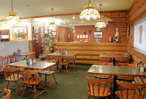 Előcsarnok, Cariboo Lodge in Clinton (BC) Előcsarnok, Cariboo Lodge in Clinton (BC)