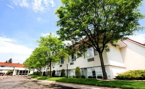 Adam's Airport Inn Hotel