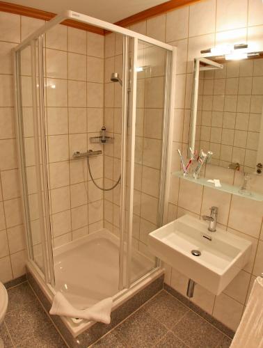 Bathroom, Hotel Deutsches Haus in Hammelburg Bathroom, Hotel Deutsches Haus in Hammelburg