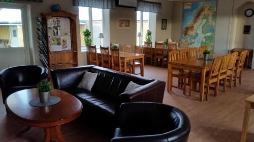 Közös társalgó / TV, Bjorkangs Vandrarhem in Tvaaker Közös társalgó / TV, Bjorkangs Vandrarhem in Tvaaker