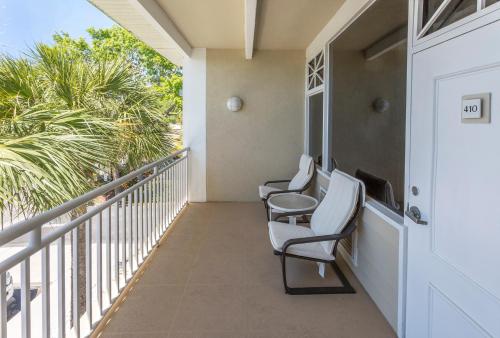 TAMPA BAY, BEACH step away, WIFI, FREE PARKING,POOLS, JACUZZI in Ruskin TAMPA BAY, BEACH step away, WIFI, FREE PARKING,POOLS, JACUZZI in Ruskin