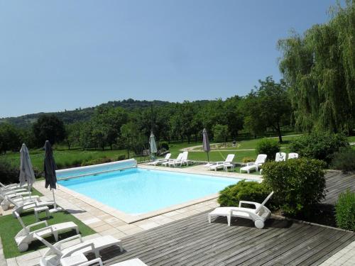 游泳池, 伊斯庫安莊園住宿加早餐旅館 (Domaine des Escouanes) in 布雷特努 游泳池, 伊斯庫安莊園住宿加早餐旅館 (Domaine des Escouanes) in 布雷特努