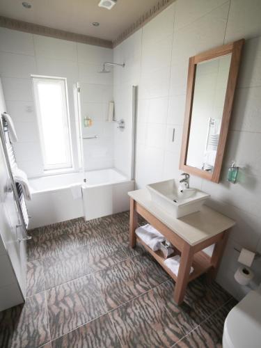 Bathroom, Boyne Valley Hotel - Bed & Breakfast Only in Drogheda Bathroom, Boyne Valley Hotel - Bed & Breakfast Only in Drogheda