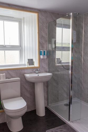 Bathroom, Bannockburn Inn in Helmsdale Bathroom, Bannockburn Inn in Helmsdale