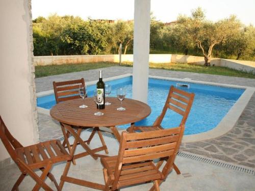 ระเบียง/ชานเรือน, Plush Holiday Home in Novigrad with Patio in บูซิเนีย ระเบียง/ชานเรือน, Plush Holiday Home in Novigrad with Patio in บูซิเนีย