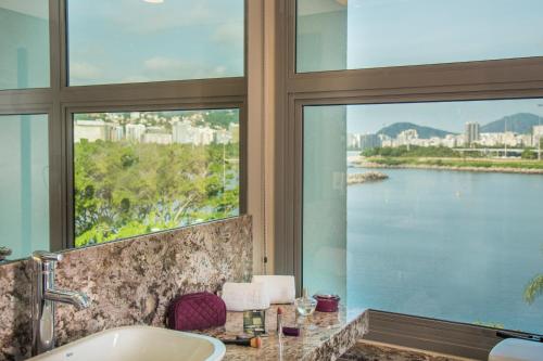 Bathroom, Prodigy Santos Dumont by Wish in Downtown Rio de Janeiro Bathroom, Prodigy Santos Dumont by Wish in Downtown Rio de Janeiro