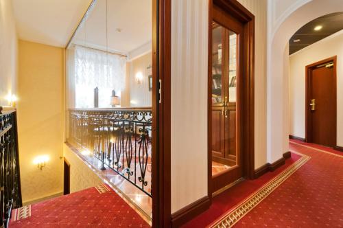 فندق تراديتيون (Tradition Hotel) in بتروجرادسكي دسترك فندق تراديتيون (Tradition Hotel) in بتروجرادسكي دسترك