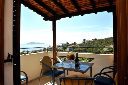 شرفة/ تراس, Fengeros Village in سكيازوس شرفة/ تراس, Fengeros Village in سكيازوس