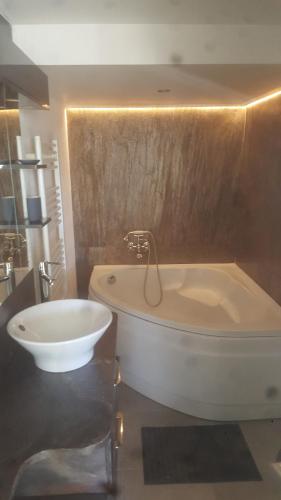 Bathroom, Charmant Appartement Neuf Le Taoume in Eoures Bathroom, Charmant Appartement Neuf Le Taoume in Eoures