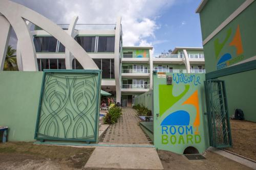 Vista exterior, Room2Board Hostel and Surf School in Jaco Vista exterior, Room2Board Hostel and Surf School in Jaco