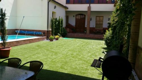 Úszómedence, Casa Rural Dona Elisa in Torrenueva Úszómedence, Casa Rural Dona Elisa in Torrenueva