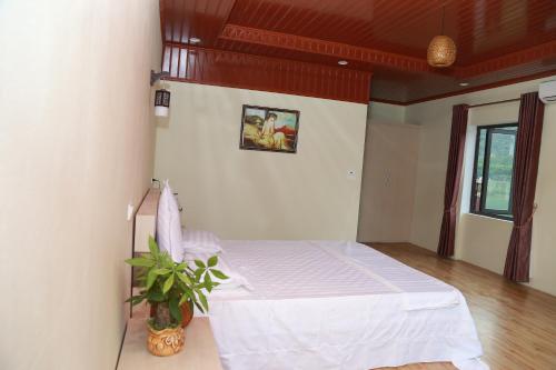 Son River House in Phong Nha Son River House in Phong Nha