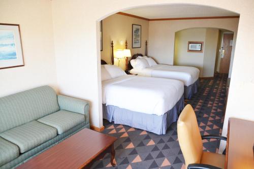 This photo about Holiday Inn Harborview-Port Washington shared on HyHotel.com