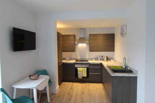 Kitchen, 2 Serviced Apartments in Childwall-South Liverpool - Each Apartment Sleeps 6 in Halewood Kitchen, 2 Serviced Apartments in Childwall-South Liverpool - Each Apartment Sleeps 6 in Halewood