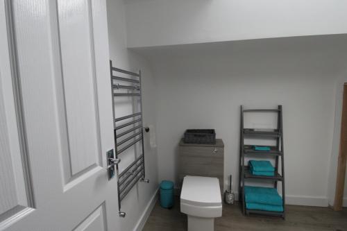 Bathroom, 2 Serviced Apartments in Childwall-South Liverpool - Each Apartment Sleeps 6 in Halewood Bathroom, 2 Serviced Apartments in Childwall-South Liverpool - Each Apartment Sleeps 6 in Halewood