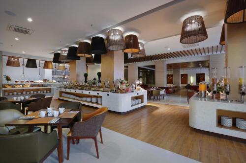 Food and beverages, The Alana Hotel & Conference center, Sentul City by ASTON in Bogor Food and beverages, The Alana Hotel & Conference center, Sentul City by ASTON in Bogor