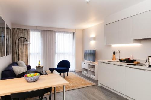 Létesítmények, Rockwell East-Tower Bridge near HMS Belfast Létesítmények, Rockwell East-Tower Bridge near HMS Belfast