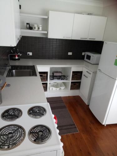 Kitchen, The Jervis Bay Villas in Vincentia Kitchen, The Jervis Bay Villas in Vincentia