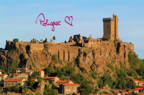 This photo about une coquille sous l’oreiller shared on HyHotel.com