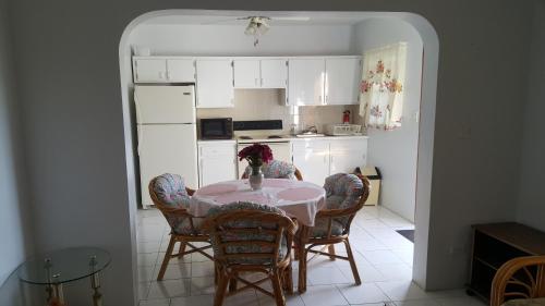 Κουζίνα, Luxurious One and Two Bedroom Villa in Kingshill Κουζίνα, Luxurious One and Two Bedroom Villa in Kingshill