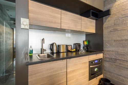 Kitchen, CMG - Suite Premium Tour Eiffel - 61 in 16th - Trocadero Kitchen, CMG - Suite Premium Tour Eiffel - 61 in 16th - Trocadero