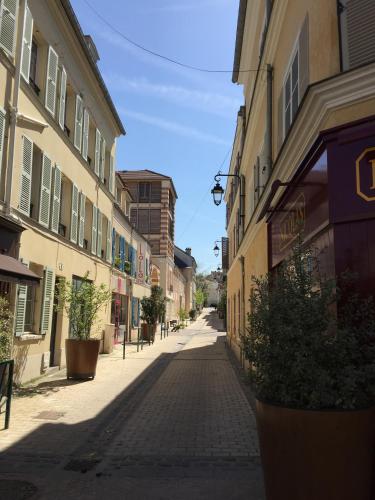 متاجر, Hotel Le Cardinal Rueil Centre in Rueil-Malmaison متاجر, Hotel Le Cardinal Rueil Centre in Rueil-Malmaison