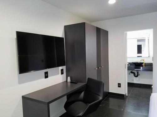 Glen Capri Inn and Suites in Glendale Glen Capri Inn and Suites in Glendale