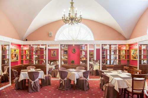 Aristocrat Boutique Hotel in بتروجرادسكي دسترك Aristocrat Boutique Hotel in بتروجرادسكي دسترك