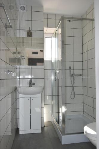 淋浴間, Remiza w Starej Papierni in 拉皮諾 淋浴間, Remiza w Starej Papierni in 拉皮諾