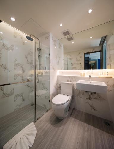 Bathroom, Hotel Tranz (SHA Plus+) near Ramathibodi Hospital Bathroom, Hotel Tranz (SHA Plus+) near Ramathibodi Hospital