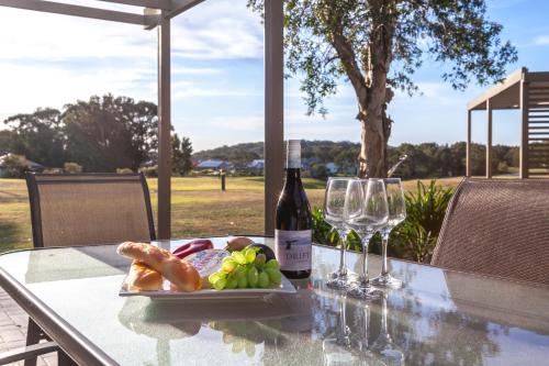 Храна и напитки, Condo 105 @ Horizons Golf Resort - Salamander Bay NSW in Саламандър Бей Храна и напитки, Condo 105 @ Horizons Golf Resort - Salamander Bay NSW in Саламандър Бей