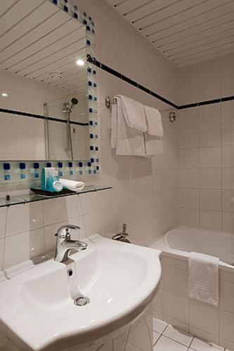 Bathroom, Opera Deauville Hotel in Paris Bathroom, Opera Deauville Hotel in Paris