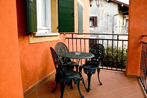 Terrazzo/balcone, Locanda la Casetta in Angera Terrazzo/balcone, Locanda la Casetta in Angera