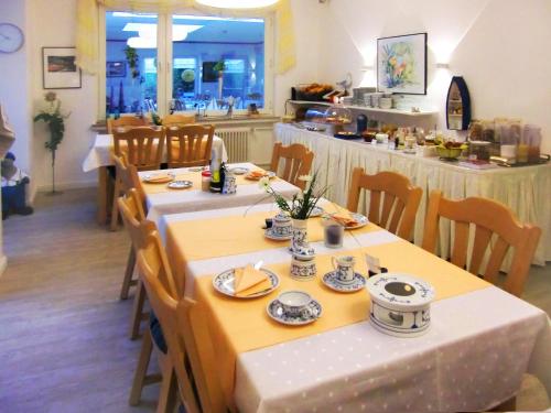 餐廳, 伽尼酒店奧斯特弗瑞斯蘭德酒店 (Hotel Ostfriesland garni) in 諾爾登 餐廳, 伽尼酒店奧斯特弗瑞斯蘭德酒店 (Hotel Ostfriesland garni) in 諾爾登