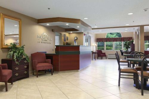 Lobby, Microtel Inn & Suites by Wyndham Palm Coast I-95 in Palm Coast (FL) Lobby, Microtel Inn & Suites by Wyndham Palm Coast I-95 in Palm Coast (FL)