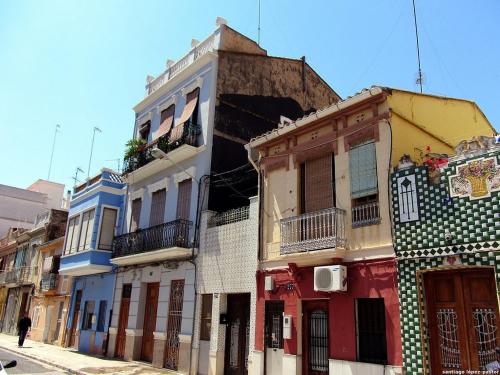 This photo about Piso moderno cerca de la Playa Malvarrosa shared on HyHotel.com