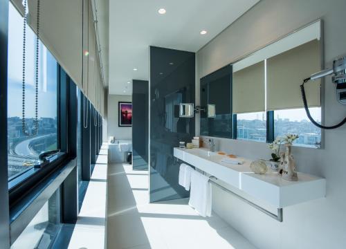 Kamar Mandi, Centro Westside by Rotana in Bagcilar Kamar Mandi, Centro Westside by Rotana in Bagcilar