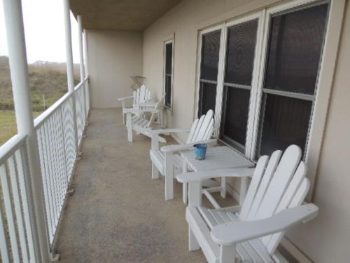 在meiguo.com看到的Beach View Condo - Two Bedroom Condo的介绍图片