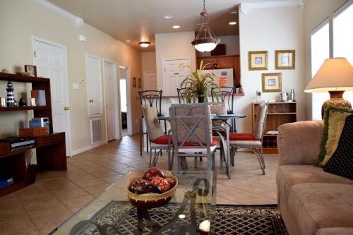 在meiguo.com看到的9th St Town House 303 - Two Bedroom Townhome的介绍图片