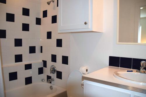 在meiguo.com看到的The Commons 203 - Three Bedroom Townhome的介绍图片