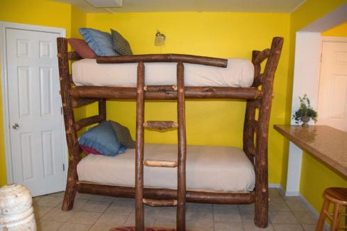 在meiguo.com看到的PINKADOT - Four Bedroom Home的介绍图片