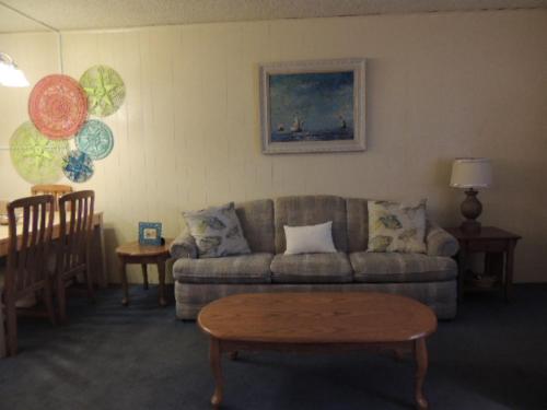 在meiguo.com看到的Beach View Condo - Two Bedroom Condo的介绍图片