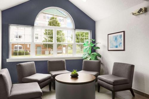 Lobby, Microtel Inn & Suites by Wyndham Louisville East in Louisville (KY) Lobby, Microtel Inn & Suites by Wyndham Louisville East in Louisville (KY)