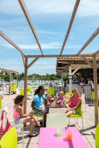 Balcony/terrace, Camping Officiel Siblu La Reserve in Gastes Balcony/terrace, Camping Officiel Siblu La Reserve in Gastes