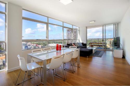 Gadigal Groove - Modern and Bright 3BR Executive Apartment in Zetland with Views in Zetland Gadigal Groove - Modern and Bright 3BR Executive Apartment in Zetland with Views in Zetland