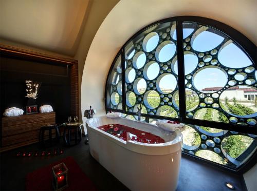 חדר אמבטיה, Cava and Hotel Mastinell in וילפרנקה דל פנדס חדר אמבטיה, Cava and Hotel Mastinell in וילפרנקה דל פנדס