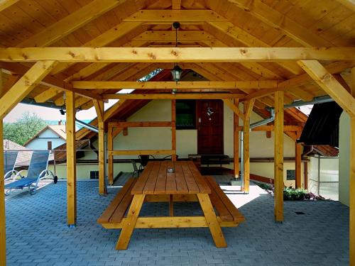 Létesítmények, Villa Teleki in Teleki Létesítmények, Villa Teleki in Teleki